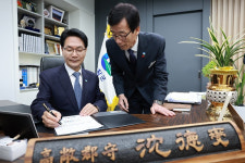 심덕섭 고창군수 갑진년 새해 첫 결재는 농업인회관 준공식