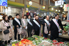 익산시의회 설 연휴 앞두고 전통시장 장보기 팔걷었다