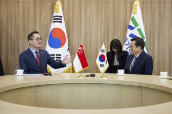 김동연-싱가포르 대사,  AI·새싹기업 분야 등 협력 논의