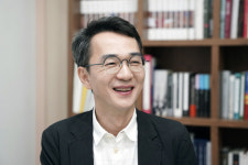 다 아는데 왜 재밌지?…찐 한국인이 쓴 대한민국 영어 설명서[픽터뷰]
