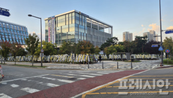 세종시의회 광장 민주당 시의원 비난 화환으로 ‘가득’