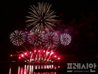 여수밤바다 불꽃축제 구름 인파…해상 불꽃·라이트닝 드론쇼 탄성