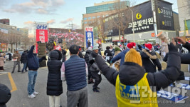 시민이 이겼다 함성·눈물·환호…축제가 된 순천 윤석열 탄핵 집회