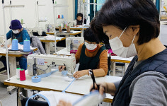 정선군종합사회복지관, 친환경 자조모임 제작 턱받이 전달