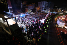 관저 앞 尹 지지자 결집에 긴장 고조…전광훈 연호 나오기도