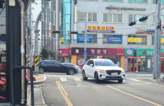 내리막길에 90도 급커브…심장병 도질 익산시 위험천만 도로