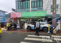 장흥 전통시장서 택시가 식당 건물로 돌진…60대 기사 등 3명 중경상