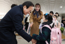 새학기 첫 등교하는 초등 신입생 인사 나선 서거석 전북교육감
