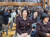 [현장] 교복 입고 손녀뻘과 입학식에 참석, 평생의 한 다 풀었어요