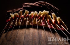 [손혜진의 아름다운 우리 가락]  가야금과 거문고 : 현의 울림, 닮은 듯 다른 두 현악기의 매력