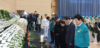 추락 사고로 희생된 해군 장병들, 안장식으로 추모함