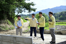 이제는 대세 된 노란색 민방위복…재해 예방 현장점검 의지 강조