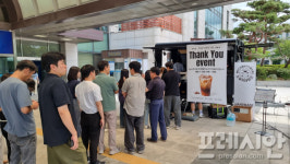 민선 8기 3주년, 고생한 직원들에 위로 한 잔 건넨 유성구