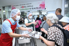 구리농수산물공사, 종합사회복지관 경로식당 이용 어르신에 특식 제공