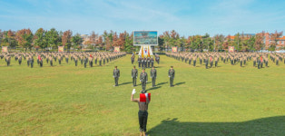 전우애로 단련된 해병 신병 1322기, 780명 빨간명찰로 빛나다