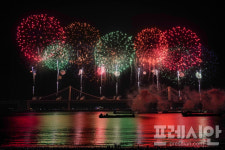 광안리 수놓은 400m 불꽃…117만명 찾은 제20회 부산불꽃축제