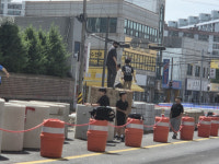 공사 자재 위 오르내리는 아이들…안전사고 고스란히 노출