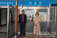 이강덕 전 포항시장, 문덕초 투표소서 한 표 행사