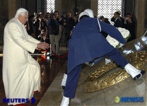 (앙카라)터키 건국자에게 예의 표하는 교황 베네딕토 16세