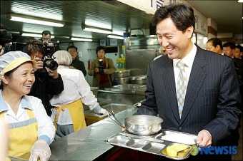 삼계탕 배급받는 오세훈 서울시장