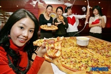 한국 피자헛, 로열크러스트 피자 출시 기념행사 가져