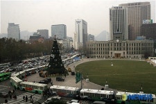 경찰버스로 둘러싸인 시청 앞 서울광장