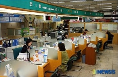 업무에 전념하는 외한은행 직원들