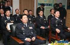 보고받고 있는 동해지방해양경찰청 고인규 신임청장