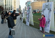 서울광장의 이색달력앞에서 기념촬영해요