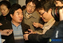 질문공세 받는 이석현의원