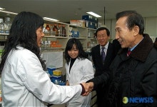 농우바이오 연구원들 격려하는 이명박 전 시장