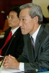 의원들의 이야기를 경청하는 김종훈 수석