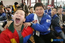 성보재활원에서 안마하는 삼성라이온즈 선수들