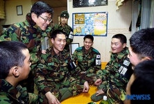 병사들과 이야기 나누는 안경환 위원장
