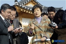 박근혜 전 대표 故 육영수 여사 생가 방문