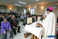 많은 신자와 함께한 하상바오로의집 성탄미사