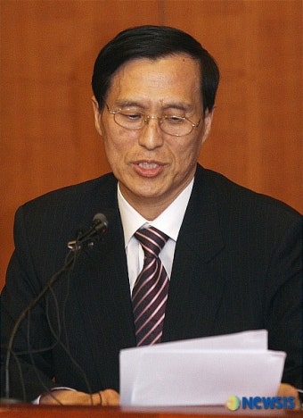 해명서 낭독하는 이필상 고려대총장