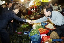 광주 시장 상인들과 인사나누는 박 전 대표
