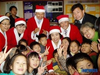 산타클로스가 된 박순자의원 아동센터 방문