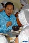 직원들과 식사하는 이명박 전 서울시장