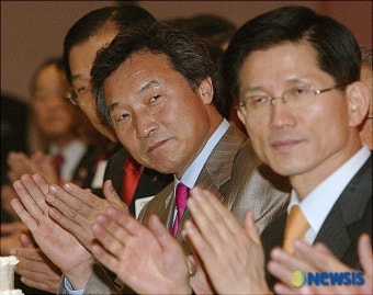 박수치는 손학규 전 지사와 김문수 지사