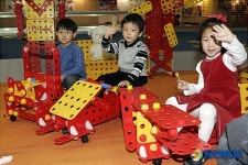 블록으로 만든 모형 비행기와 자동차