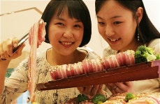 황금옷입은 삼겹살 맛보세요