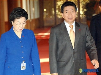 국무회의에 참석하는 노무현대통령과 한총리