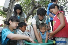 지구촌 나눔캠프, 청결교육 가르치는 학생들