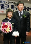 기념촬영하는 차범근 감독과 이천초 이유리양