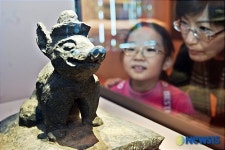 기와 위에 올려진 저팔계