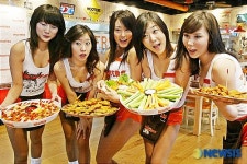 후터스걸들의 경쾌한 서빙을 즐기세요!