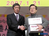 충주 농산물 구매 기념촬영하는 강재섭 대표
