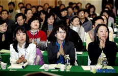 강연 경청하는 중.고등학교 교사들